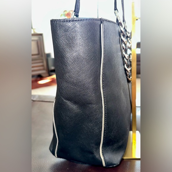 Michael Kors Black Tote in Saffiano Leather with Silver Chain. Great condition! - Picture 6 of 11